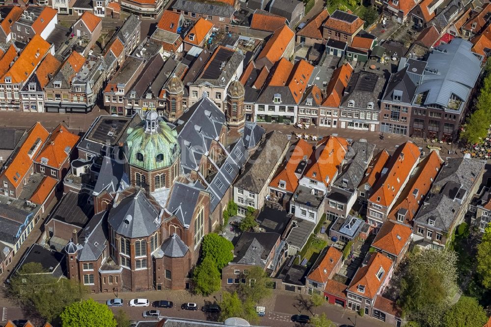 Hoorn von oben - Stadtansicht der Innenstadt von Hoorn an der Küste zum Markermeer in Holland - Niederlanden