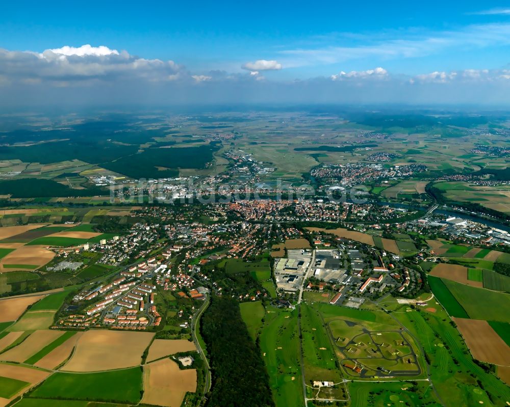 Luftaufnahme Kitzingen - Stadtansicht der Innenstadt von Kitzingen am Ufer des Flußes Main im Bundesland Bayern