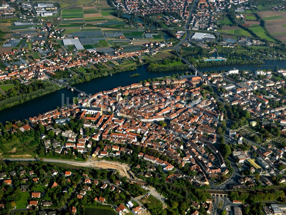 Kitzingen von oben - Stadtansicht der Innenstadt von Kitzingen am Ufer des Flußes Main im Bundesland Bayern