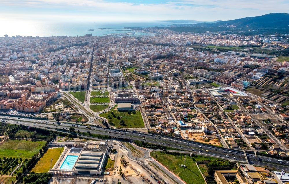 Palma aus der Vogelperspektive: Stadtansicht der Innenstadt am Küstenbereich in Palma in Balearische Insel Mallorca, Spanien