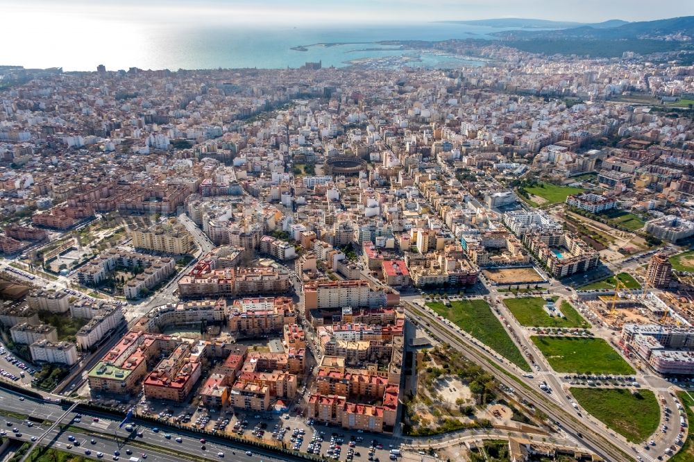 Luftbild Palma - Stadtansicht der Innenstadt am Küstenbereich in Palma in Balearische Insel Mallorca, Spanien