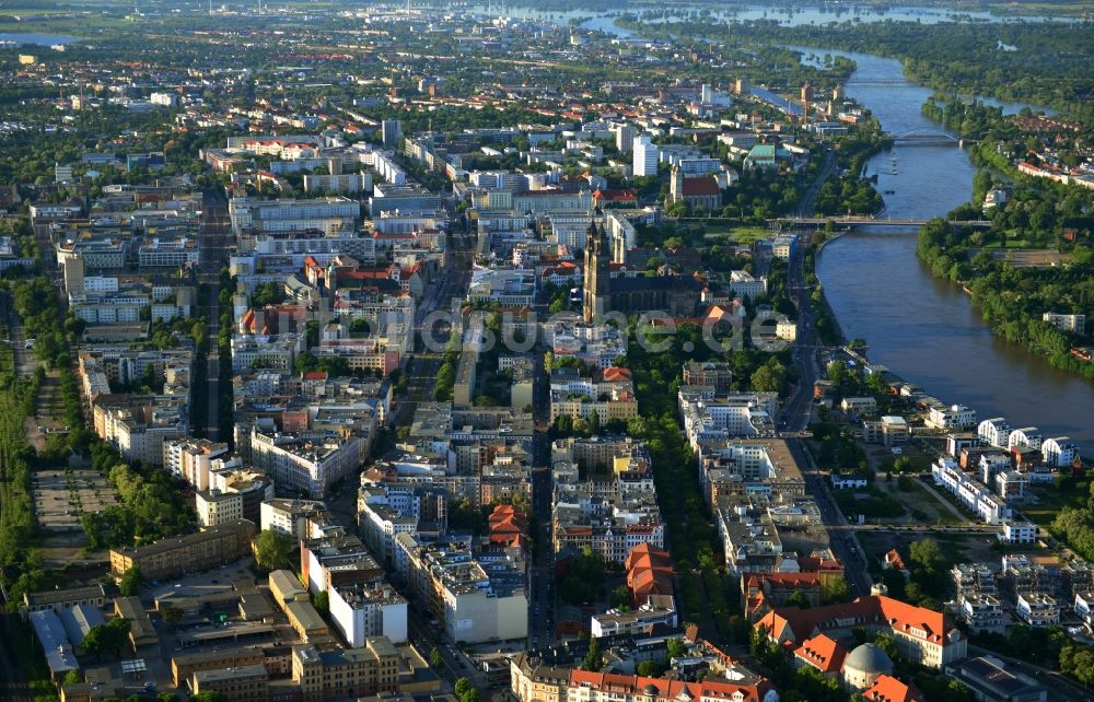 Magdeburg aus der Vogelperspektive: Stadtansicht der Innenstadt von Magdeburg am Ufer der Elbe im Bundesland Sachsen-Anhalt