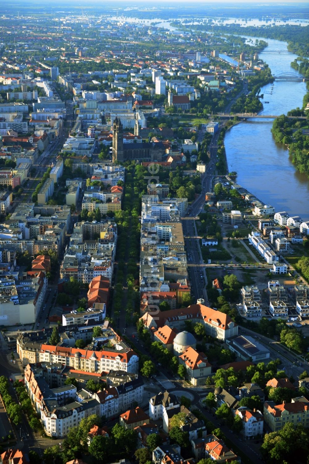 Luftbild Magdeburg - Stadtansicht der Innenstadt von Magdeburg am Ufer der Elbe im Bundesland Sachsen-Anhalt