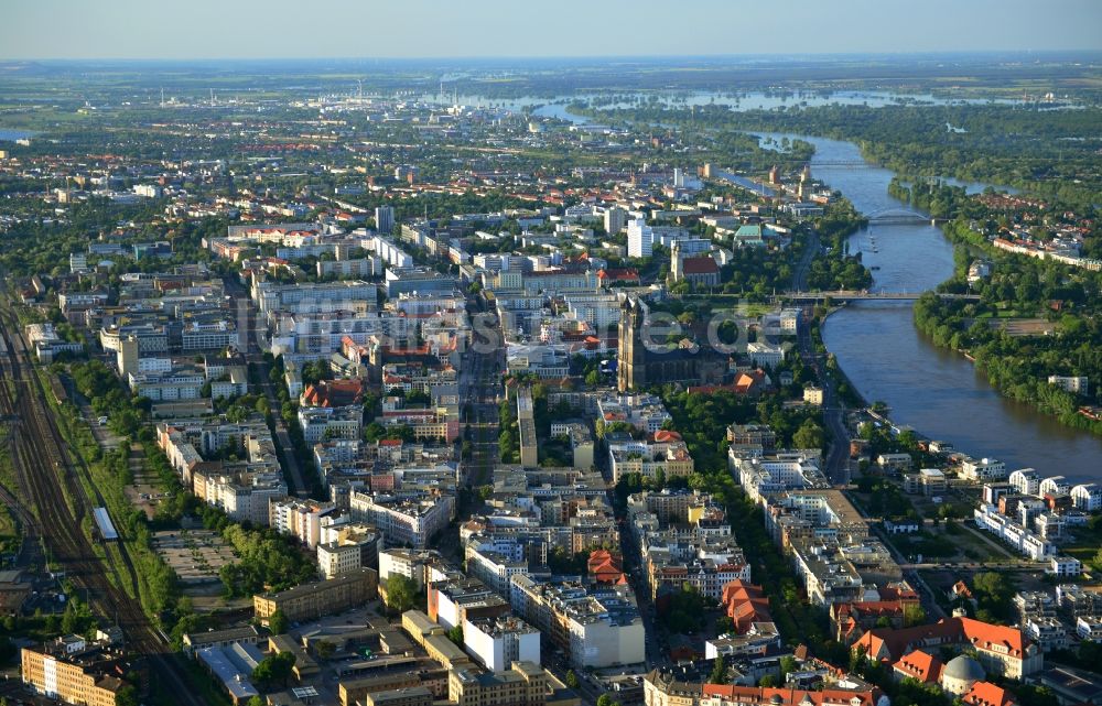 Luftaufnahme Magdeburg - Stadtansicht der Innenstadt von Magdeburg am Ufer der Elbe im Bundesland Sachsen-Anhalt