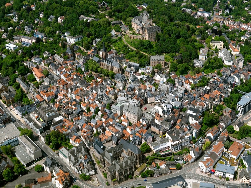 Marburg von oben - Stadtansicht der Innenstadt von Marburg im Bundesland Hessen