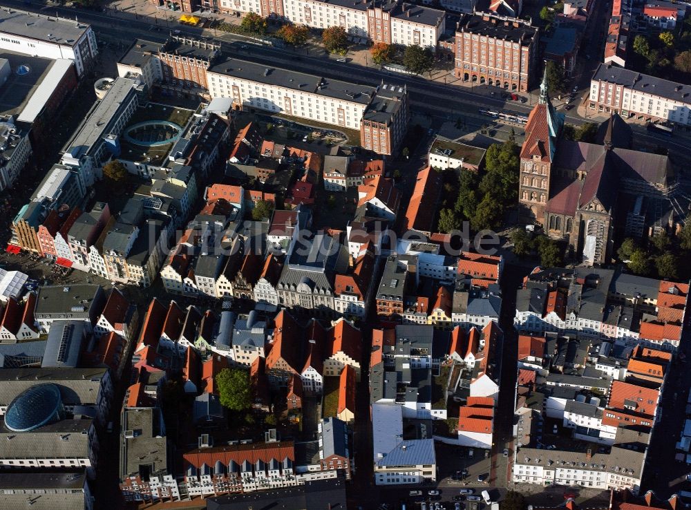 Luftaufnahme Rostock - Stadtansicht der Innenstadt an der St. Marien- Kirche, auch Marienkirche genannt an der Lange Strasse in Rostock im Bundesland Mecklenburg-Vorpommern