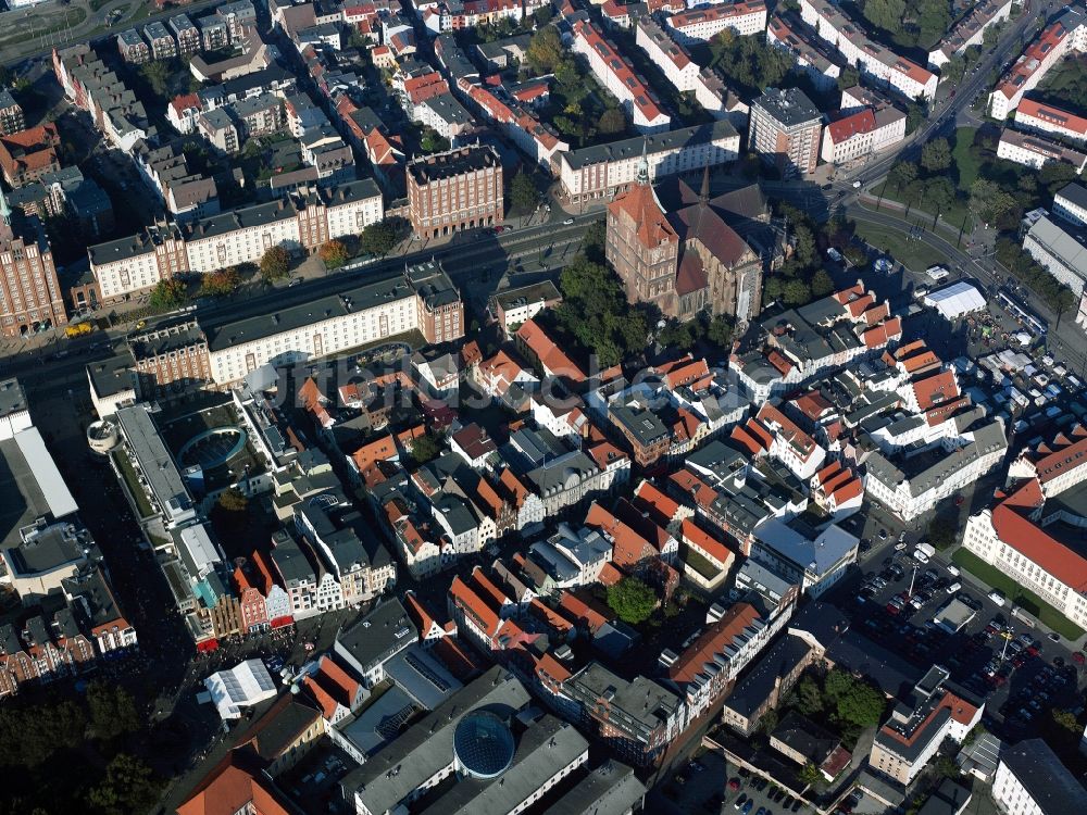 Rostock von oben - Stadtansicht der Innenstadt an der St. Marien- Kirche, auch Marienkirche genannt an der Lange Strasse in Rostock im Bundesland Mecklenburg-Vorpommern