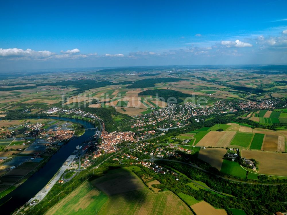 Marktbreit aus der Vogelperspektive: Stadtansicht der Innenstadt von Marktbreit am Ufer des Flusses Main im Bundesland Bayern