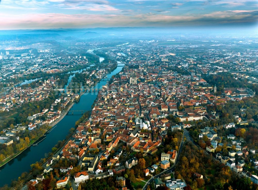 Luftaufnahme Regensburg - Stadtansicht der Innenstadt von Regensburg im Bundesland Bayern
