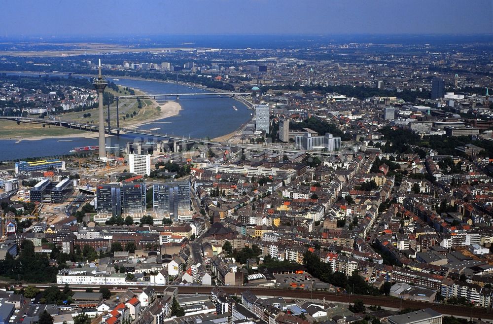 Düsseldorf von oben - Stadtansicht der Innenstadt am Rheinbogen mit Fernsehturm und Landtag in Düsseldorf im Bundesland Nordrhein-Westfalen