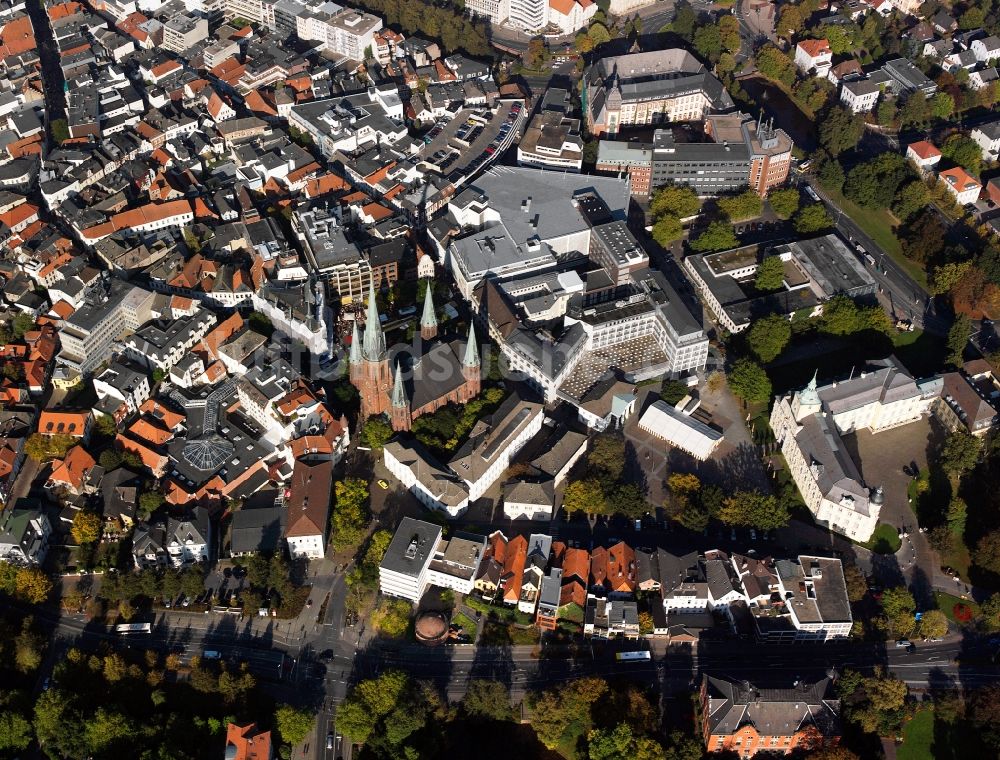 Oldenburg von oben - Stadtansicht der Innenstadt am Schloß und am Markt an der Evangelische Lambertikirche in Oldenburg im Bundesland Niedersachsen