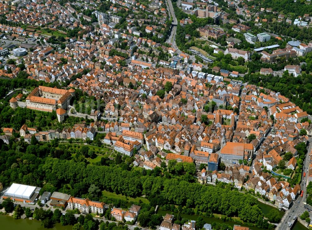 Tübingen von oben - Stadtansicht der Innenstadt am Schloss von Tübingen im Bundesland Baden-Württemberg