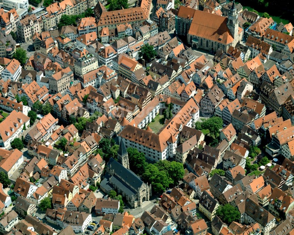 Tübingen aus der Vogelperspektive: Stadtansicht der Innenstadt am Schloss von Tübingen im Bundesland Baden-Württemberg