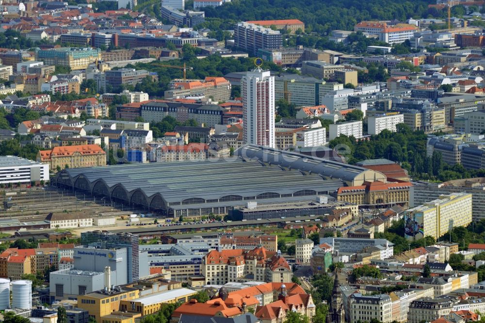 Leipzig von oben - Stadtansicht der Innenstadt der sächsischen Großstadt mit dem Altstadt - Zentrum am Hauptbahnhof der Deutschen Bahn in Leipzig im Bundesland Sachsen