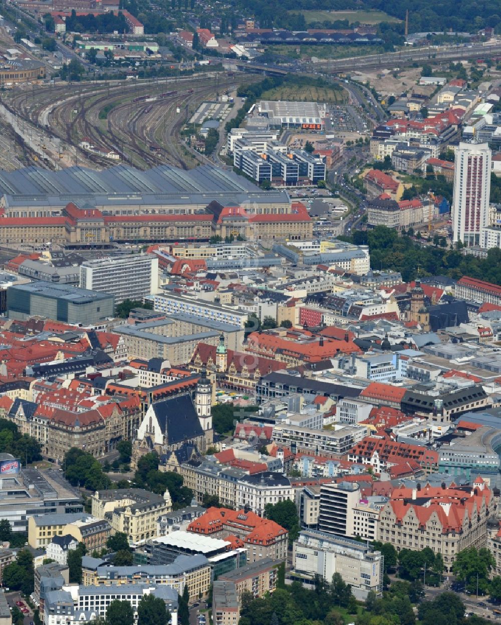 Leipzig aus der Vogelperspektive: Stadtansicht der Innenstadt der sächsischen Großstadt mit dem Altstadt - Zentrum von Leipzig im Bundesland Sachsen