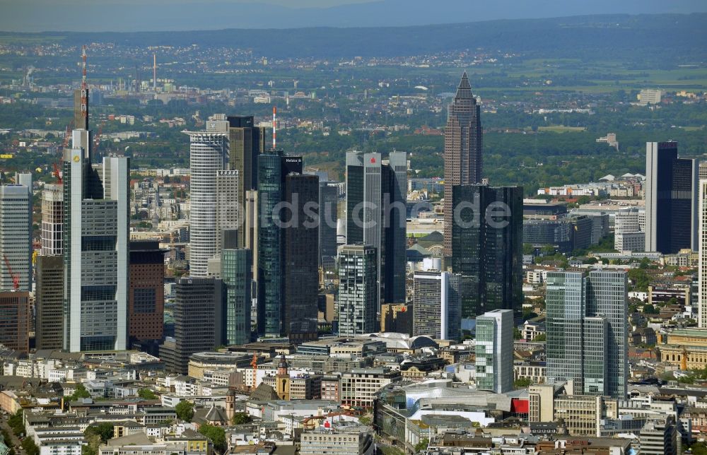 Frankfurt am Main aus der Vogelperspektive: Stadtansicht mit der Innenstadt - Skyline am Banken- und Versicherungsviertel in Frankfurt am Main im Bundesland Hessen