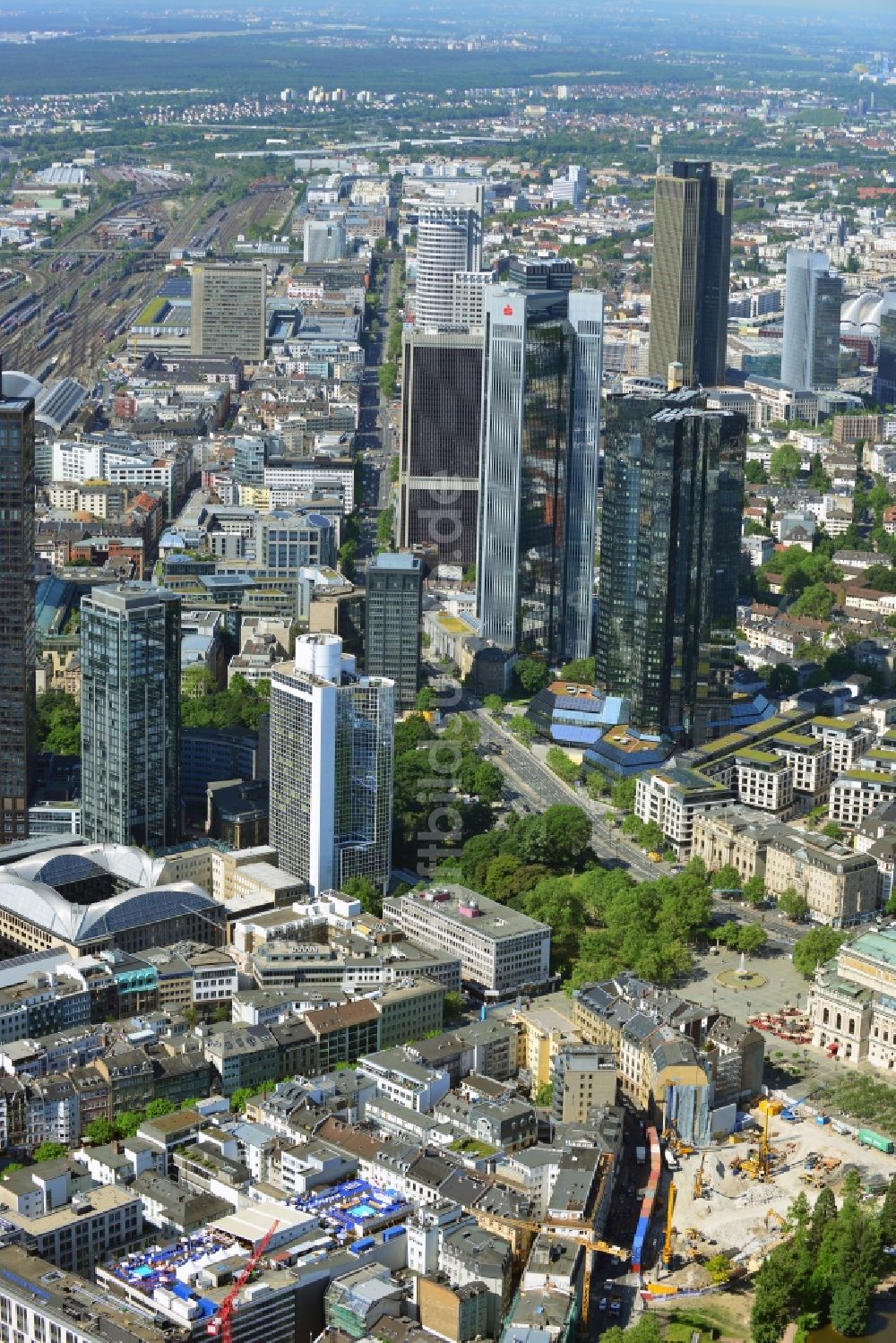 Luftbild Frankfurt am Main - Stadtansicht mit der Innenstadt - Skyline am Banken- und Versicherungsviertel in Frankfurt am Main im Bundesland Hessen