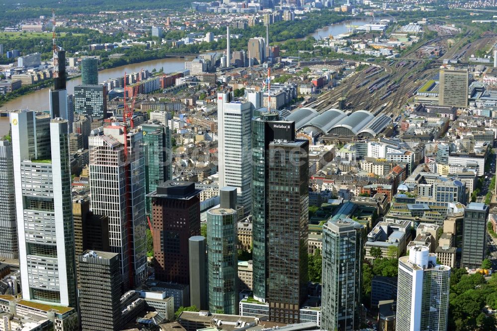 Luftaufnahme Frankfurt am Main - Stadtansicht mit der Innenstadt - Skyline am Banken- und Versicherungsviertel in Frankfurt am Main im Bundesland Hessen