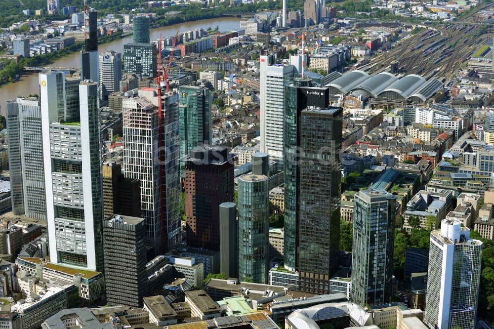 Frankfurt am Main von oben - Stadtansicht mit der Innenstadt - Skyline am Banken- und Versicherungsviertel in Frankfurt am Main im Bundesland Hessen