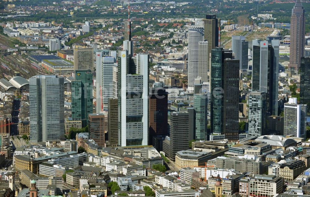 Luftbild Frankfurt am Main - Stadtansicht mit der Innenstadt - Skyline am Banken- und Versicherungsviertel in Frankfurt am Main im Bundesland Hessen