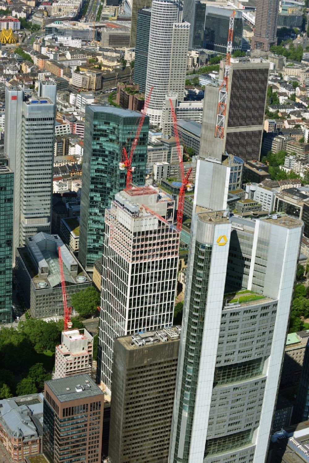 Frankfurt am Main von oben - Stadtansicht mit der Innenstadt - Skyline am Banken- und Versicherungsviertel in Frankfurt am Main im Bundesland Hessen