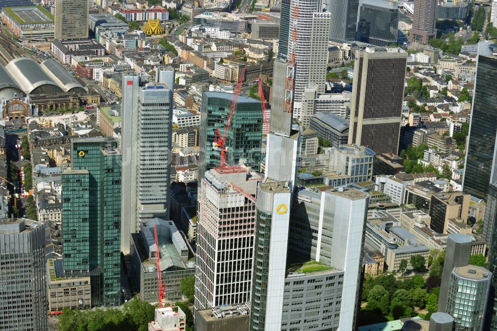 Frankfurt am Main aus der Vogelperspektive: Stadtansicht mit der Innenstadt - Skyline am Banken- und Versicherungsviertel in Frankfurt am Main im Bundesland Hessen