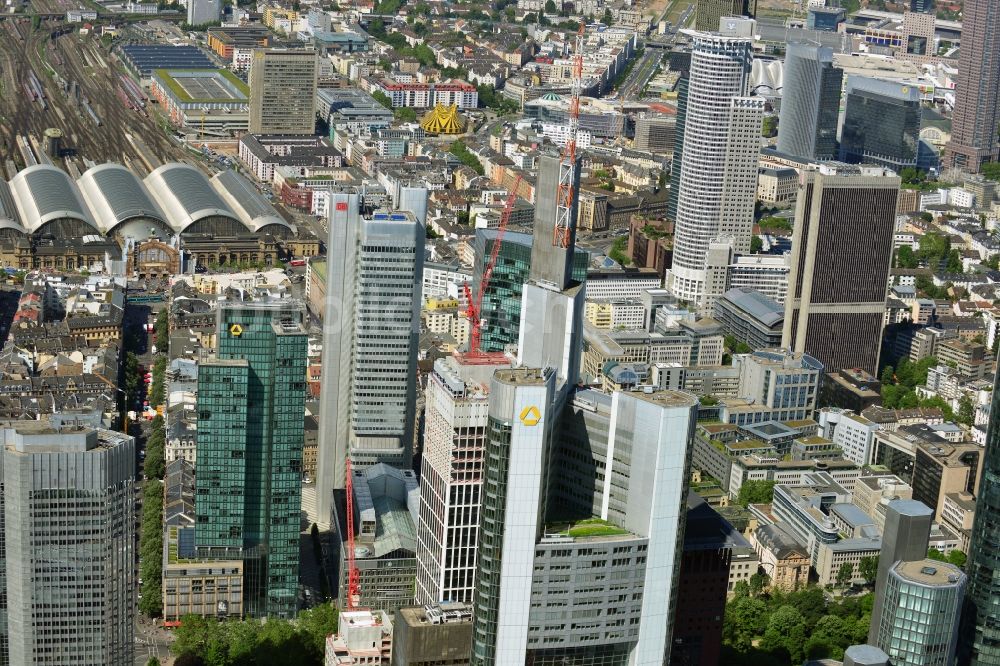 Luftbild Frankfurt am Main - Stadtansicht mit der Innenstadt - Skyline am Banken- und Versicherungsviertel in Frankfurt am Main im Bundesland Hessen