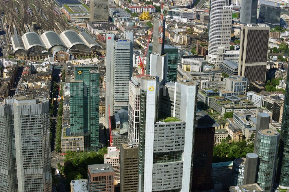 Luftaufnahme Frankfurt am Main - Stadtansicht mit der Innenstadt - Skyline am Banken- und Versicherungsviertel in Frankfurt am Main im Bundesland Hessen