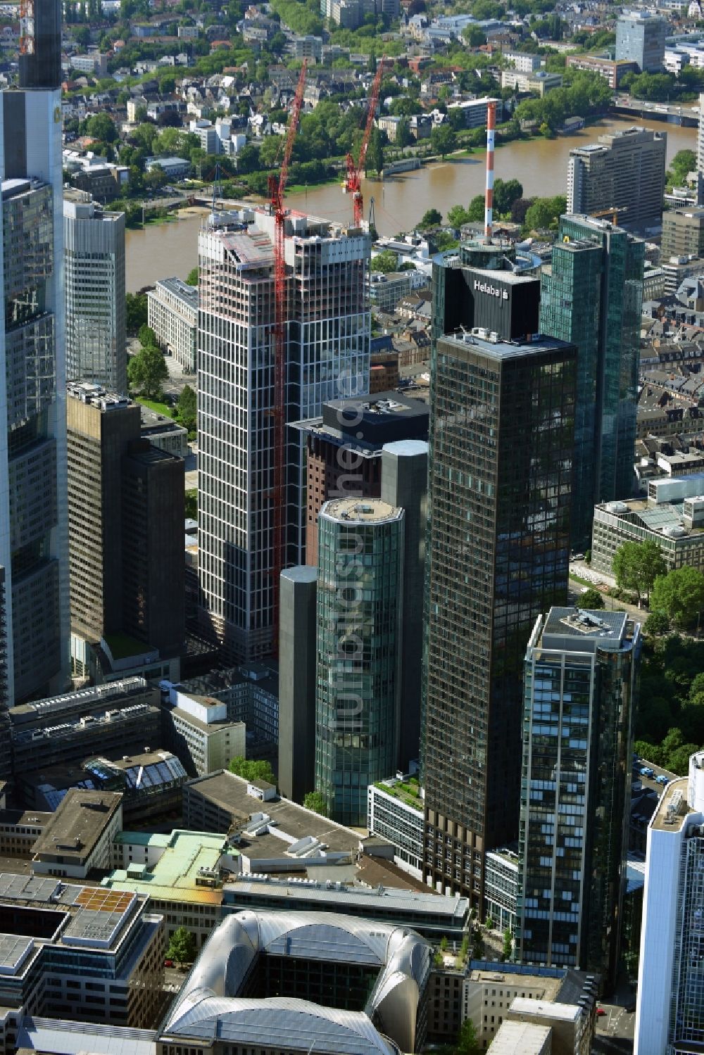 Frankfurt am Main von oben - Stadtansicht mit der Innenstadt - Skyline am Banken- und Versicherungsviertel in Frankfurt am Main im Bundesland Hessen