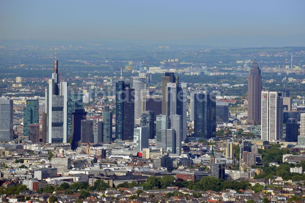 Frankfurt am Main aus der Vogelperspektive: Stadtansicht der Innenstadt. Skyline am Banken- und Versicherungsviertel in Frankfurt am Main im Bundesland Hessen.