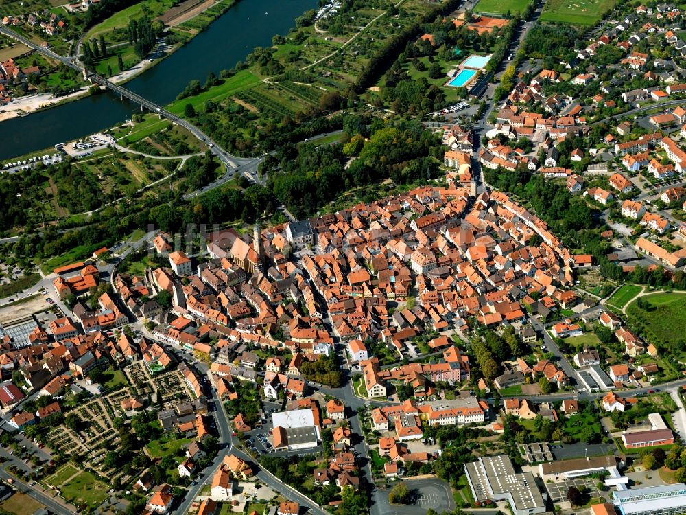 Volkach aus der Vogelperspektive: Stadtansicht der Innenstadt von Volkach am Ufer des Flußes Main im Bundesland Bayern