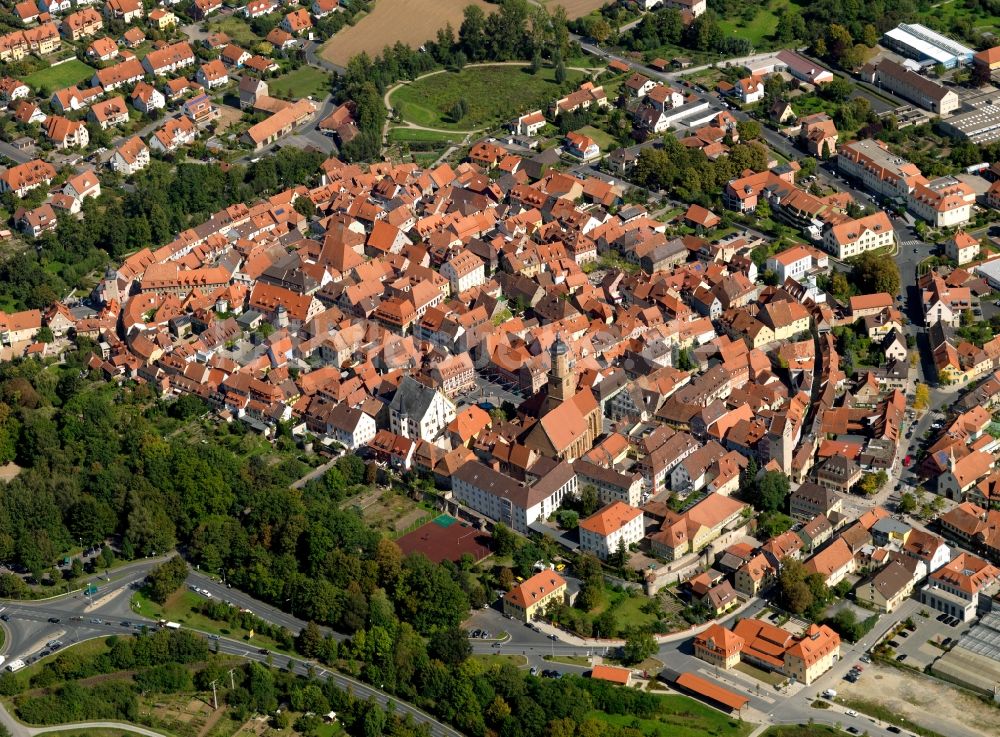 Luftaufnahme Volkach - Stadtansicht der Innenstadt von Volkach am Ufer des Flußes Main im Bundesland Bayern