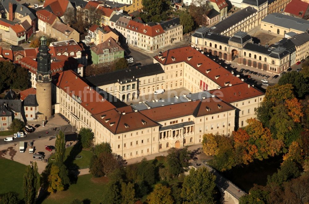 Weimar von oben - Stadtansicht der Innenstadt mit dem Weimarer Stadtschloß am Burgplatz in Weimar in Thüringen