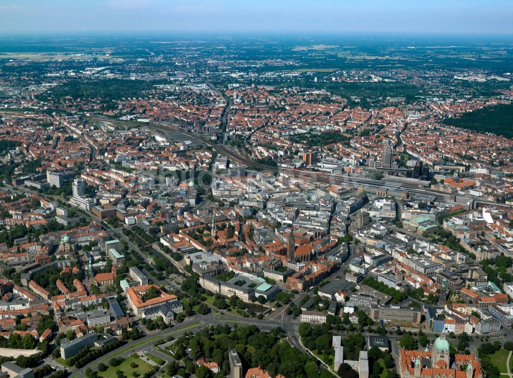 Luftaufnahme Hannover - Stadtansicht vom Innenstadt- Zentrum am Hauptbahnhof der Deutschen Bahn in der Landeshauptstadt Hannover im Bundesland Niedersachsen