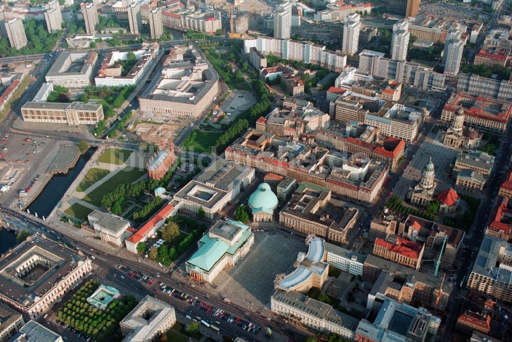 Berlin Mitte von oben - Stadtansicht der Innenstadt des Zentrum Ost am Ufer der Spee - Unter den Linden, Bebelplatz und Gendarmenmarkt in Berlin - Mitte