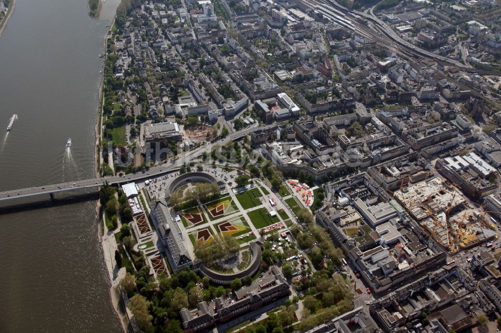 Koblenz OT Pfaffendorf von oben - Stadtansicht vom Innenstadt- Zentrum der südlichen Vorstadt am Ufer des Rhein in Koblenz im Bundesland Rheinland-Pfalz