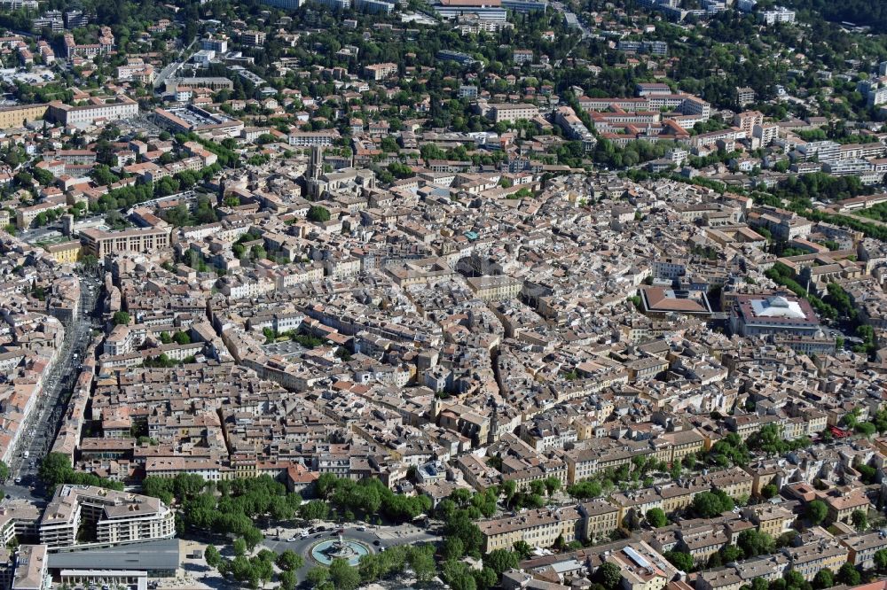 Luftaufnahme Aix-en-Provence - Stadtansicht vom Innenstadtbereich in Aix-en-Provence in Provence-Alpes-Cote d'Azur, Frankreich