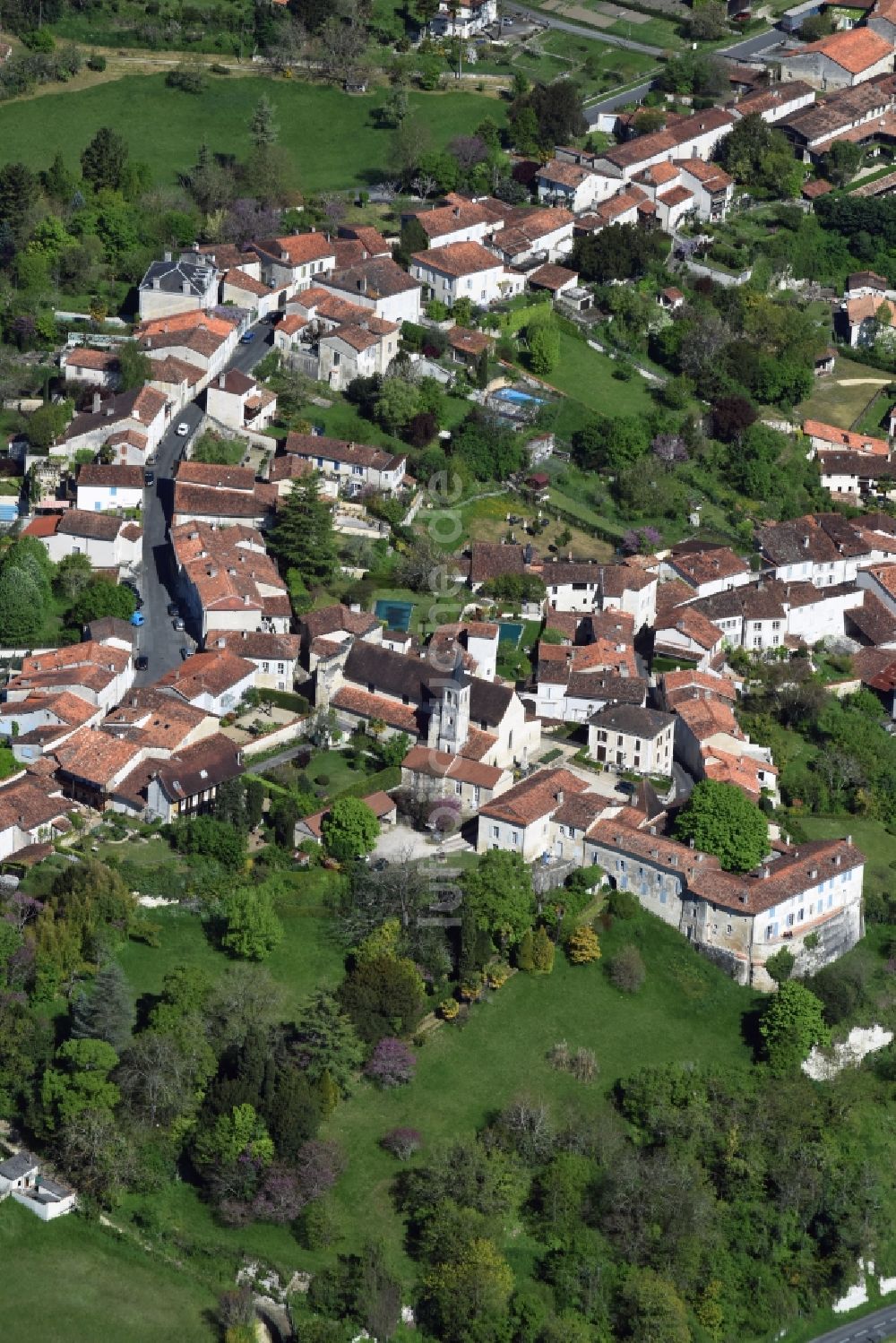 Aubeterre-sur-Dronne aus der Vogelperspektive: Stadtansicht vom Innenstadtbereich in Aubeterre-sur-Dronne in Aquitaine Limousin Poitou-Charentes, Frankreich