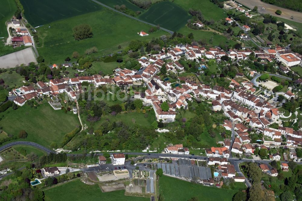 Aubeterre-sur-Dronne von oben - Stadtansicht vom Innenstadtbereich in Aubeterre-sur-Dronne in Aquitaine Limousin Poitou-Charentes, Frankreich