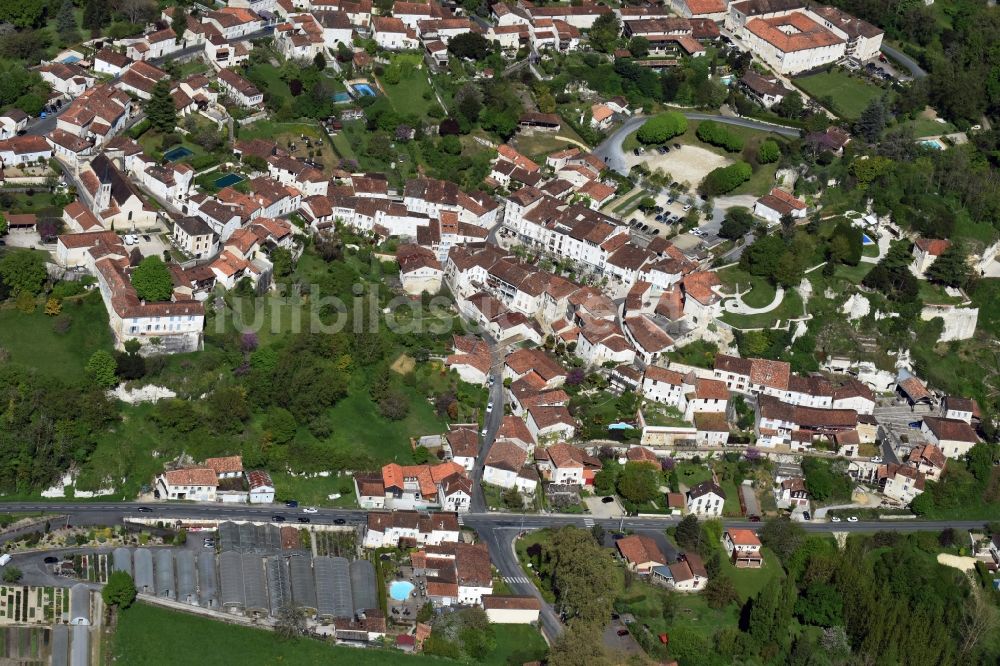 Aubeterre-sur-Dronne aus der Vogelperspektive: Stadtansicht vom Innenstadtbereich in Aubeterre-sur-Dronne in Aquitaine Limousin Poitou-Charentes, Frankreich