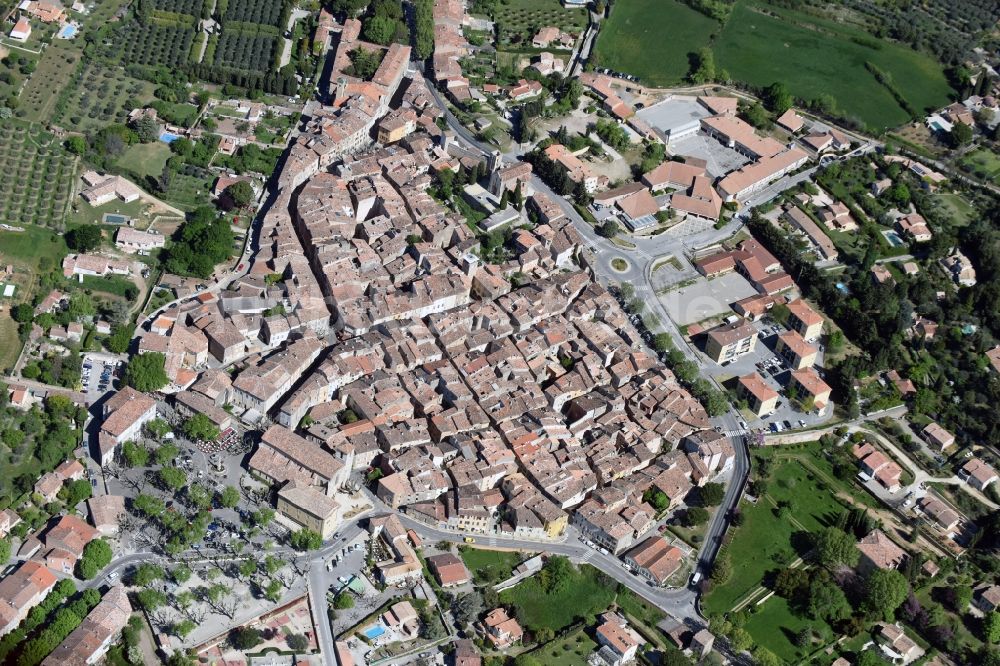 Aups von oben - Stadtansicht vom Innenstadtbereich in Aups in Provence-Alpes-Cote d'Azur, Frankreich