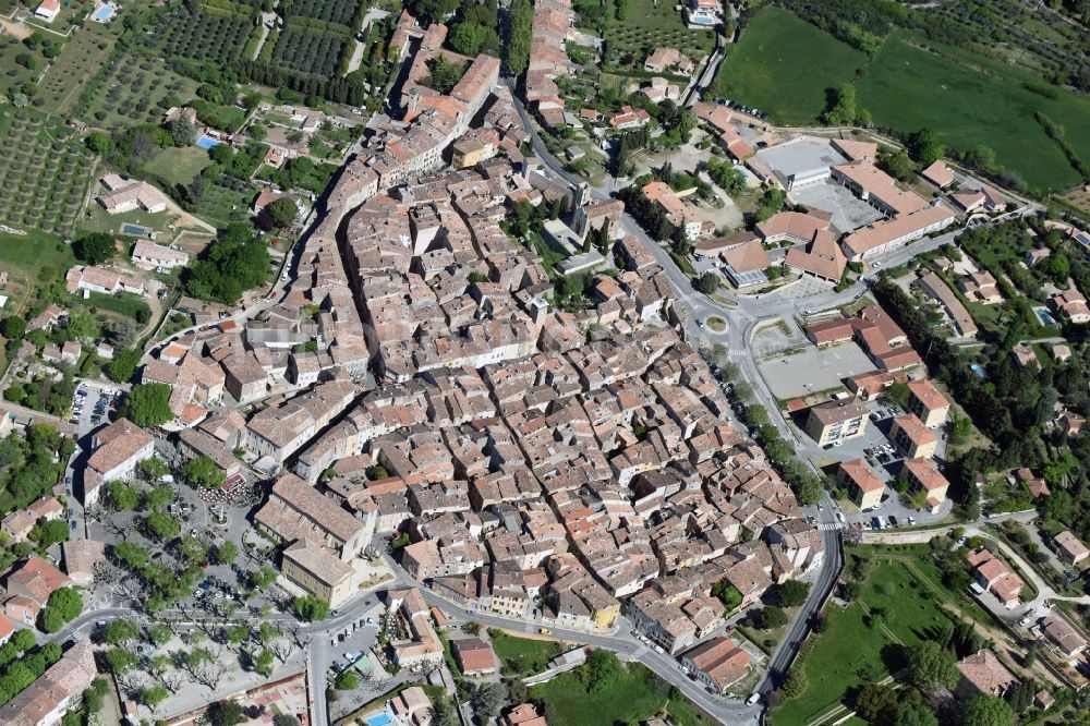 Aups aus der Vogelperspektive: Stadtansicht vom Innenstadtbereich in Aups in Provence-Alpes-Cote d'Azur, Frankreich