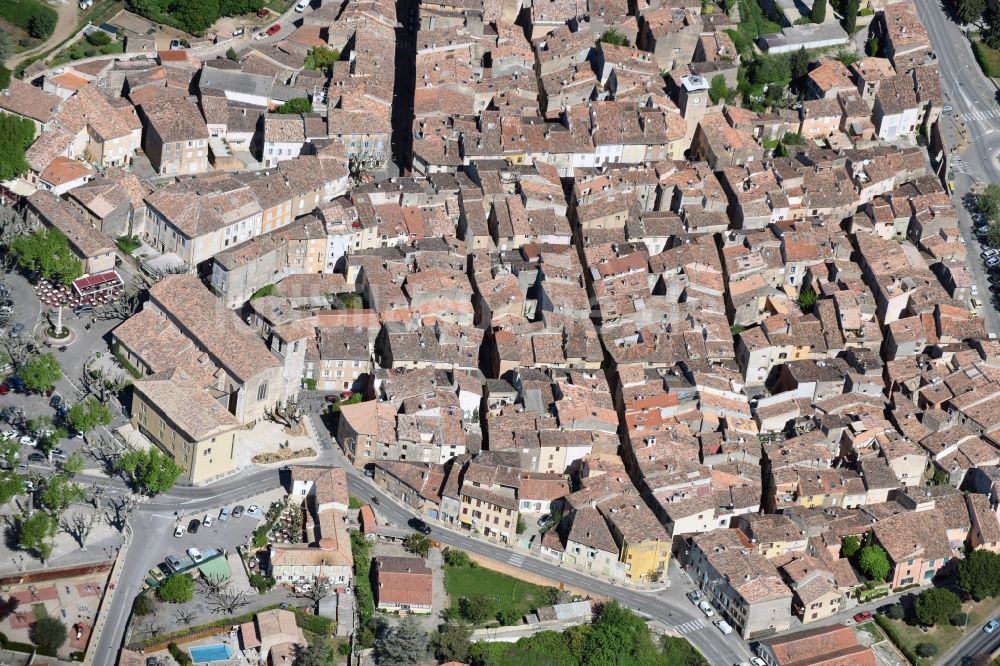 Aups von oben - Stadtansicht vom Innenstadtbereich in Aups in Provence-Alpes-Cote d'Azur, Frankreich