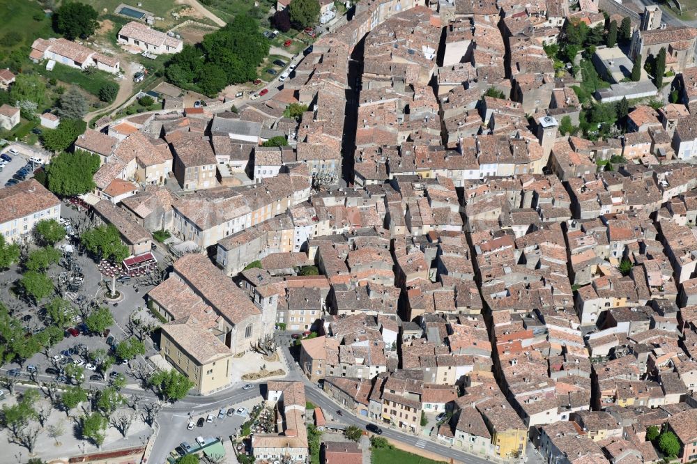 Aups aus der Vogelperspektive: Stadtansicht vom Innenstadtbereich in Aups in Provence-Alpes-Cote d'Azur, Frankreich