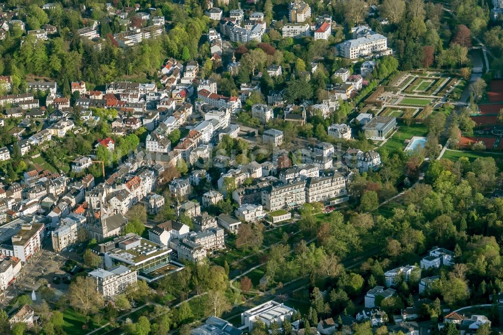 Luftaufnahme Baden-Baden - Stadtansicht vom Innenstadtbereich in Baden-Baden im Bundesland Baden-Württemberg, Deutschland