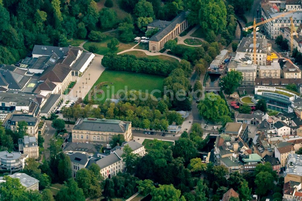 Luftaufnahme Baden-Baden - Stadtansicht vom Innenstadtbereich in Baden-Baden im Bundesland Baden-Württemberg, Deutschland