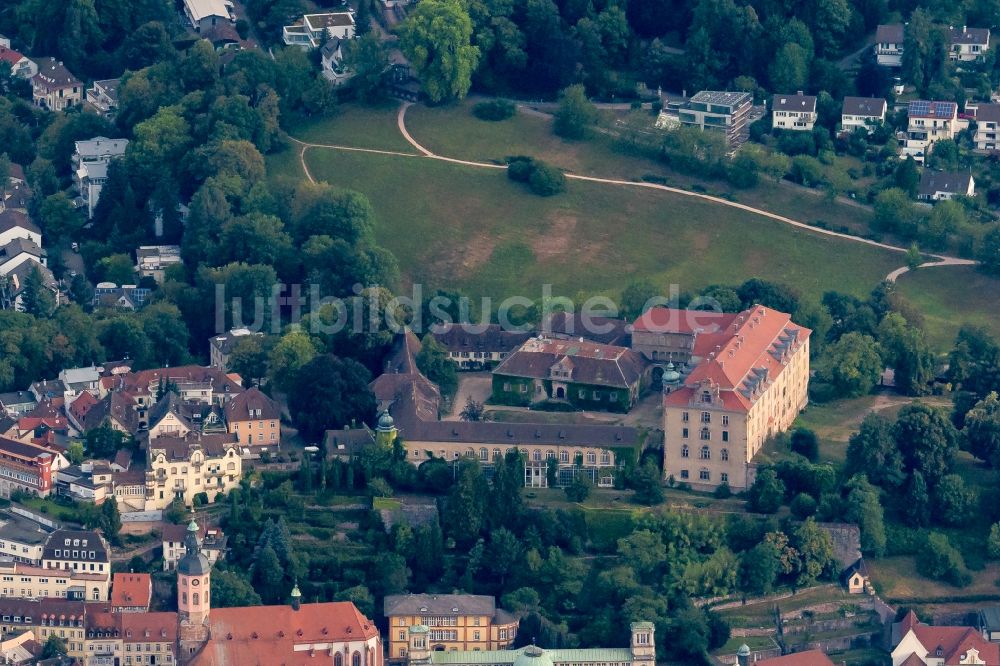 Baden-Baden von oben - Stadtansicht vom Innenstadtbereich in Baden-Baden im Bundesland Baden-Württemberg, Deutschland