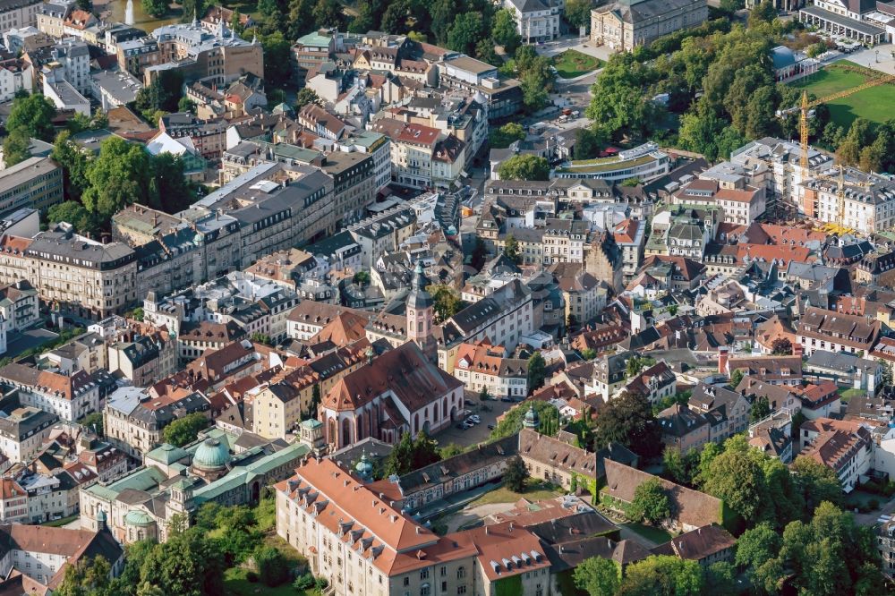 Luftaufnahme Baden-Baden - Stadtansicht vom Innenstadtbereich in Baden-Baden im Bundesland Baden-Württemberg, Deutschland