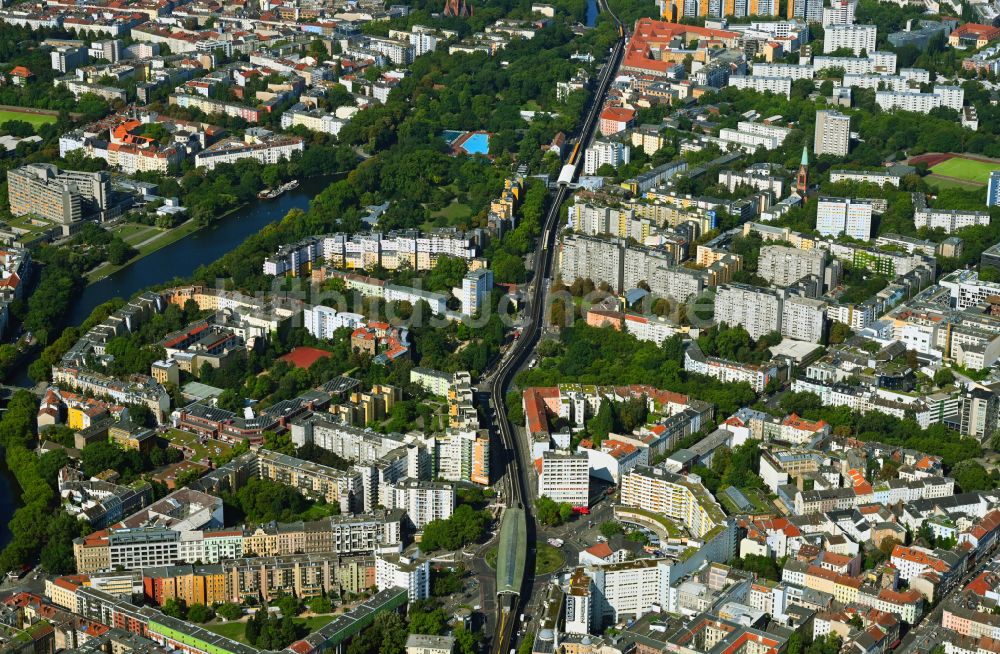 Luftaufnahme Berlin - Stadtansicht vom Innenstadtbereich am U-Bahnhof Kottbusser Tor - Skalitzer Straße in Berlin, Deutschland