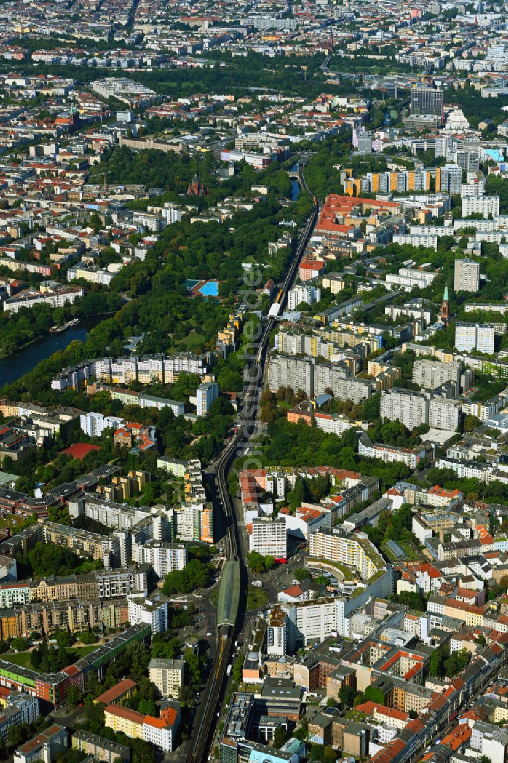 Berlin von oben - Stadtansicht vom Innenstadtbereich am U-Bahnhof Kottbusser Tor - Skalitzer Straße in Berlin, Deutschland